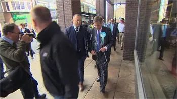 Người đàn ông ném... sữa lắc vào lãnh đạo Đảng Brexit