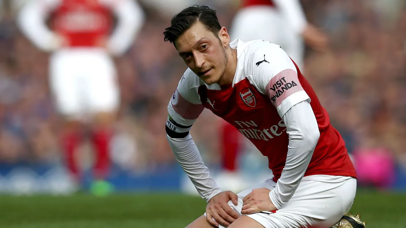 Huyền thoại Arsenal bất đồng quan điểm vì Ozil