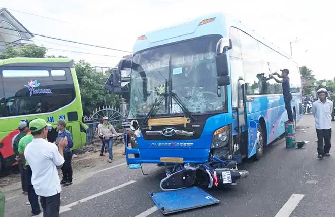 Tai nạn giao thông hôm nay 24/5/2019: Xe khách đối đầu với xe máy gây tai nạn liên hoàn