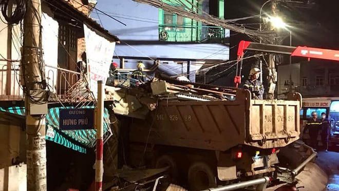 Kinh hoàng xe ben đâm sập nhà dân trong đêm tại TPHCM