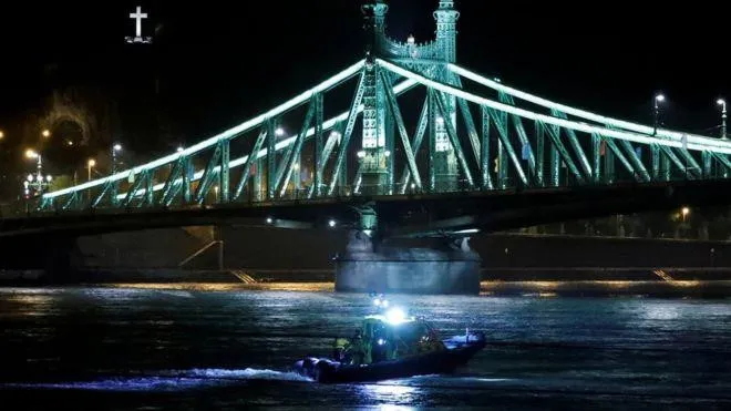 Lật thuyền trên sông Danube: 7 người chết và gần 20 người mất tích