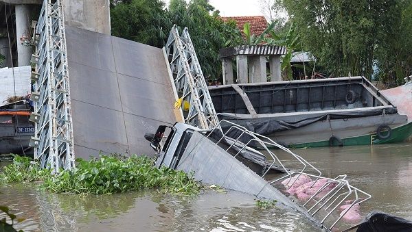 Đồng Tháp: Xe quá tải trọng đi qua, cầu Tân Nghĩa sập nhịp