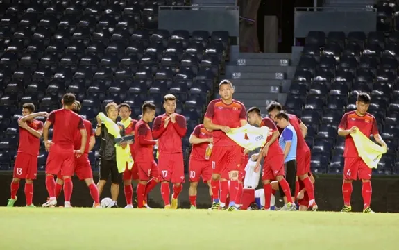 King Cup 2019: Chuẩn bị cho trận đấu ngày mai, Tuyển Việt Nam tranh thủ làm quen mặt sân