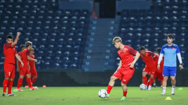 Văn Toàn năng nổ, Công Phượng trầm tư trên sân Chang Arena