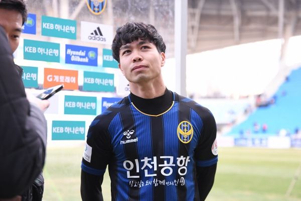 Công Phượng gửi thư cho CĐV Incheon bị sút gãy kính