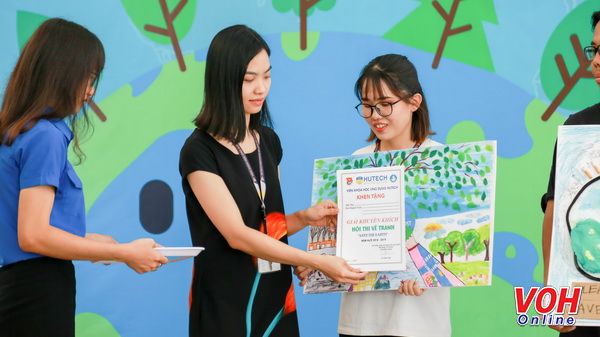 Sinh viên gửi thông điệp Save the Earth bằng tranh vẽ