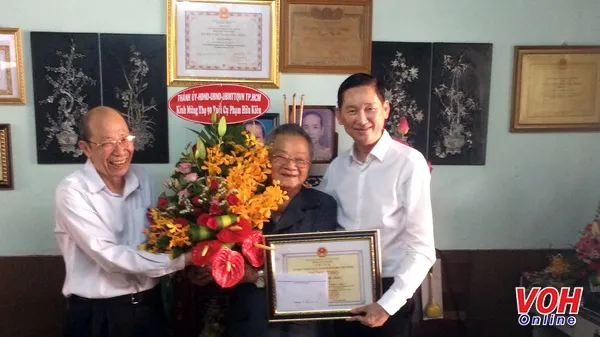 Đoàn Đại biểu Thành phố thăm và chúc thọ các cụ cao tuổi tiêu biểu tại Quận 3