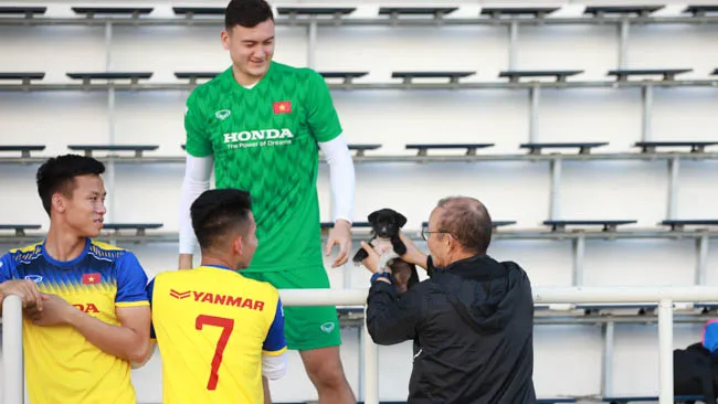 HLV Park Hang Seo và các học trò chơi đùa với chó trước buổi tập