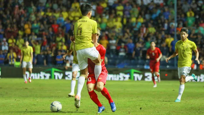 Cận cảnh tình huống Công Phượng bị cầu thủ Thái Lan bỏ bóng đá người