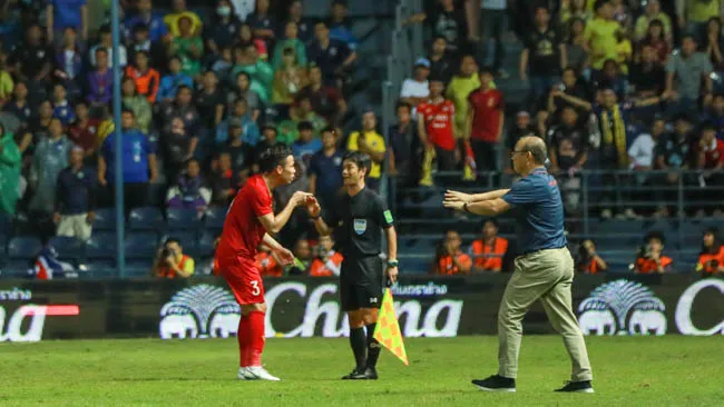 Va chạm với cầu thủ Thái Lan, thầy Park vào sân can ngăn học trò