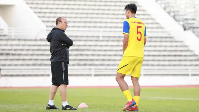 Thầy Park gọi riêng từng cầu thủ ra căn dặn trước trận gặp Curacao