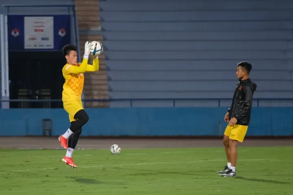 Bùi Tiến Dũng thủ sẵn hàng độc trước trận giao hữu