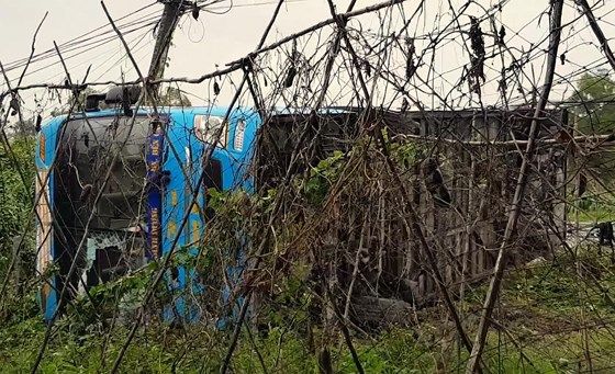 Xe khách bị lật, hành khách đập kính chui ra ngoài