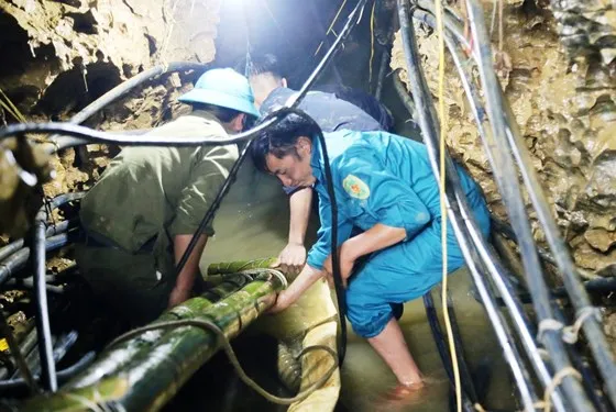 Thi thể nạn nhân mắc kẹt 10 ngày trong hang sâu được đưa ra ngoài