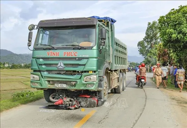 Tai nạn giao thông hôm nay 11/6/2019: Xe tải lấn làn va chạm với xe máy khiến 2 mẹ con thương vong