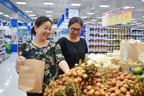 Hơn 3 triệu túi giấy được sử dụng trong ngày không túi nilon đầu tiên ở siêu thị