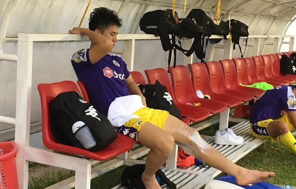 Không chọn Hàn Quốc, CLB Hà Nội để Đình Trọng tới Singapore chữa bệnh