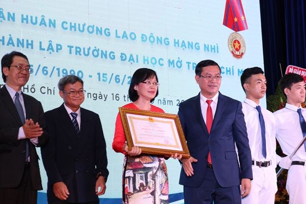 Trường Đại học Mở TPHCM đón nhận Huân chương Lao động hạng Nhì