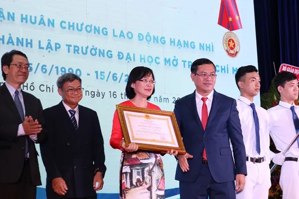 Trường Đại học Mở TPHCM đón nhận Huân chương Lao động hạng Nhì