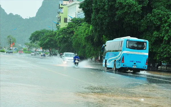 Dự báo thời tiết hôm nay 17/6: vùng núi Bắc Bộ có mưa dông, lốc, sét và gió giật