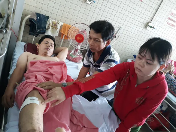 Bệnh nhân gãy đốt sống ngực, khoan nhầm cẳng chân: Đình chỉ 2 nhân viên bệnh viện chợ Rẫy