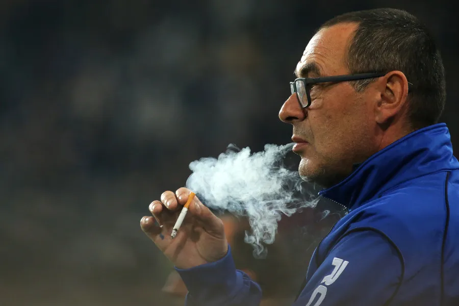 Trở về Ý, Sarri lập tức khiến Juventus ngập trong khói thuốc