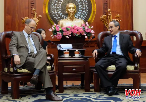 Bí thư Thành ủy tiếp Đại sứ Đức chào từ biệt 