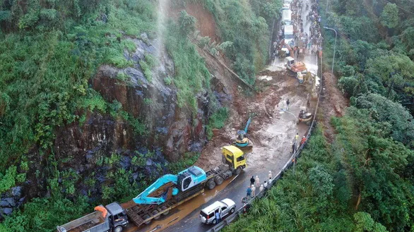 Mưa to, đèo Bảo Lộc sạt lở nghiêm trọng