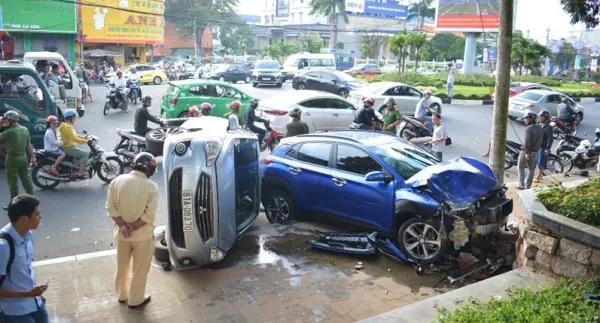 Tai nạn giao thông hôm nay 20/6/2019: Xe ôtô tông loạt xe máy dừng đèn đỏ, nhiều người nhập viện