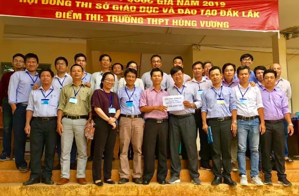 Cán bộ coi thi góp tiền tặng học bổng cho học sinh nghèo