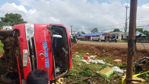 Tai nạn giao thông hôm nay 30/6/2019: Xe khách lật khi tránh người qua đường, 2 người thương vong