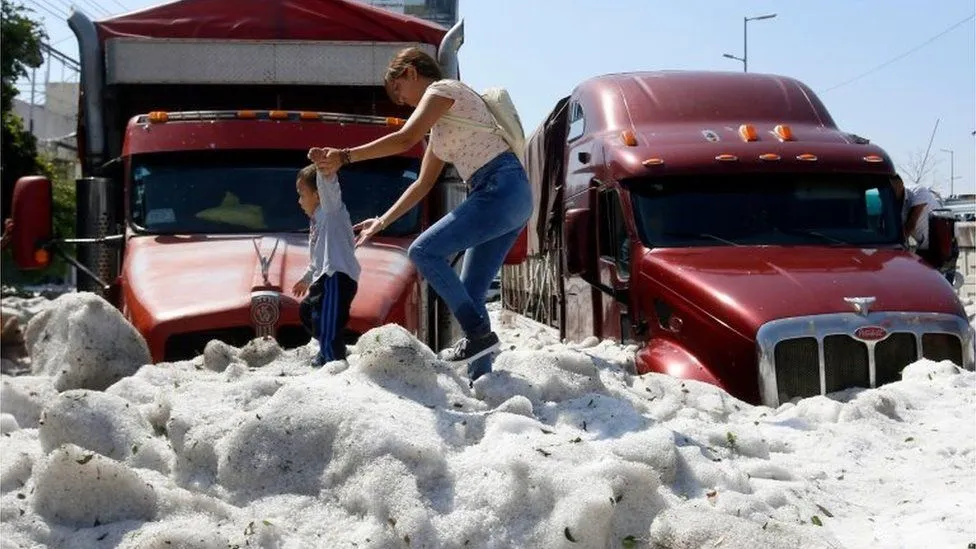 Mexico: Mưa đá lớn bất thường, đường phố ngập trong băng đá