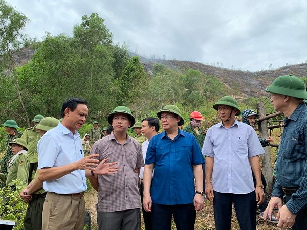 Chưa thể dùng trực thăng chữa cháy khi gió còn thổi mạnh