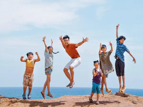 Huyme cùng các học trò siêu nhí nhố trong bộ ảnh chào hè tại đảo Quý