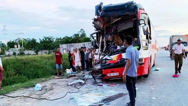 Tin tức tai nạn giao thông hôm nay 6/7/2019: Xe khách tông container, 15 người thương vong