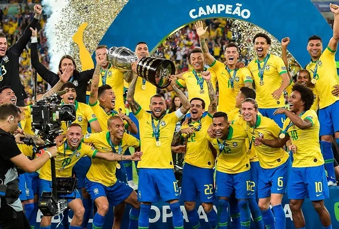 HLV Brazil phản pháo Messi sau chức vô địch Copa America 2019