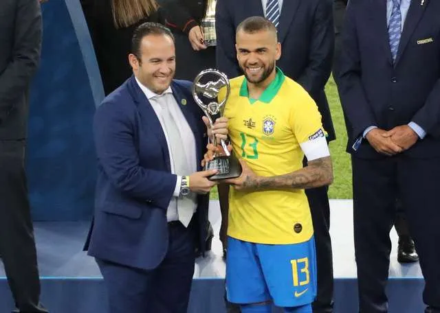 Hậu vệ Dani Alves nhận giải cầu thủ hay nhất Copa America 2019