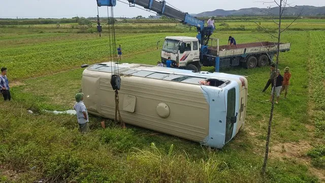 Tin tai nạn giao thông hôm nay 9/7/2019: Xe chở công nhân lật nghiêng dưới ruộng, 21 người bị thương