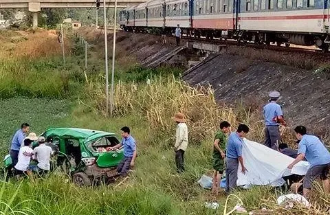 Quảng Ngãi: Tàu SE1 tông xe taxi Mai Linh 2 người chết, 3 bị thương