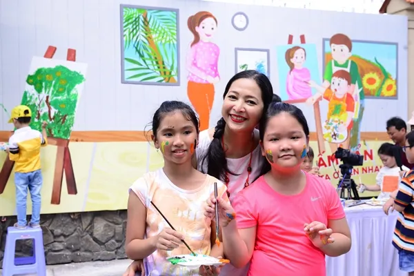 MC Quỳnh Hương và 50 trẻ em cùng vẽ bức tranh khổng lồ ‘ước mơ ngày hè’