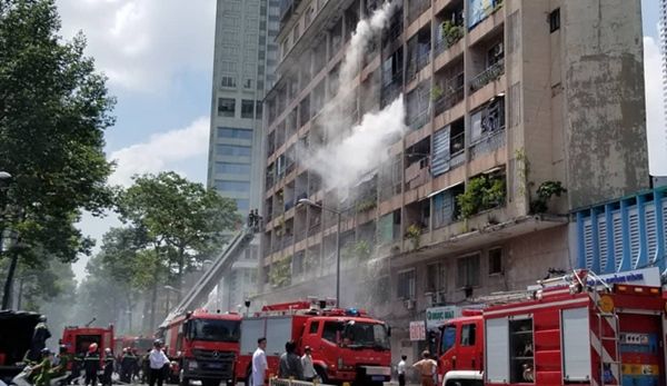 Cháy ký túc xá trường CĐKT Cao Thắng: Đưa 30 người ra ngoài an toàn
