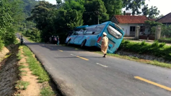 Tin tức tai nạn giao thông hôm nay 11/7/2019: Xe khách tông xe máy rồi lật nghiêng, 1 người tử vong