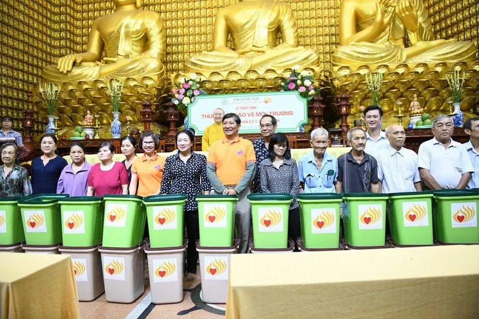 Trao tặng 1.000 thùng rác gia đình và 12 thùng rác đôi công cộng