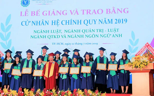 Đại học Luật TPHCM trao bằng danh dự cho gia đình sinh viên đã mất