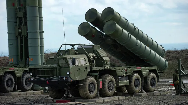 Lô hàng tên lửa S-400 đầu tiên từ Nga đã về đến Thổ Nhĩ Kỳ