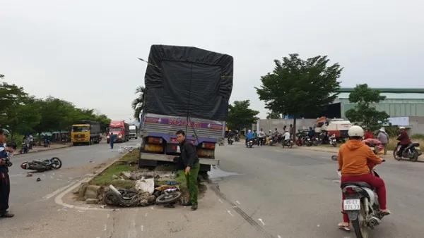 Tin tức tai nạn giao thông ngày 15/7/2019: Xe tải tông 2 xe máy chờ qua đường, 2 người thương vong 