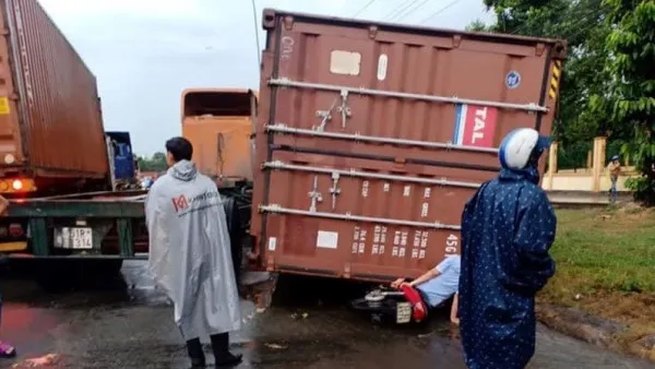 Tin tức tai nạn giao thông hôm nay 18/7/2019: Thùng container lật khỏi xe, đè trúng người đi đường