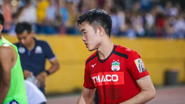 Xuân Trường gục xuống sân sau khi kiến tạo cho Văn Toàn