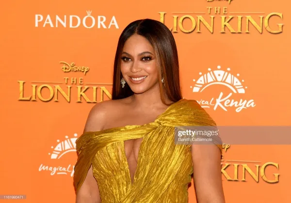 Beyoncé thích thú khi diện thiết kế vàng rực của NTK Việt ra mắt “The Lion King”