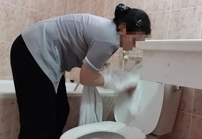Đề xuất phạt 19 triệu đồng khách sạn dùng khăn lau bồn cầu